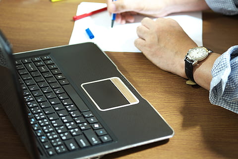 tæt på, Foto, person, bedrift, blå, pen, skrivning, hvid, papir, ved siden af, sort, bærbar computer, arbejde, skrive, forretning, kontor, computer, skrivebord, arbejdsplads, notesbog, arbejder, hånd, uddannelse, teknologi, bærbar, mennesker, internet, studere, papirarbejde, arbejdsområde, lanse, dagbog, forretningsmand, Bemærk, bord, menneskelig hånd, menneskelig kropsdel, meddelelse, armbåndsur, en person, trådløs teknologi, herrer, holde øje, tid, indendørs, møbel, forbindelse, voksen, høj vinkel visning, tastatur, bruger bærbar computer, 4K