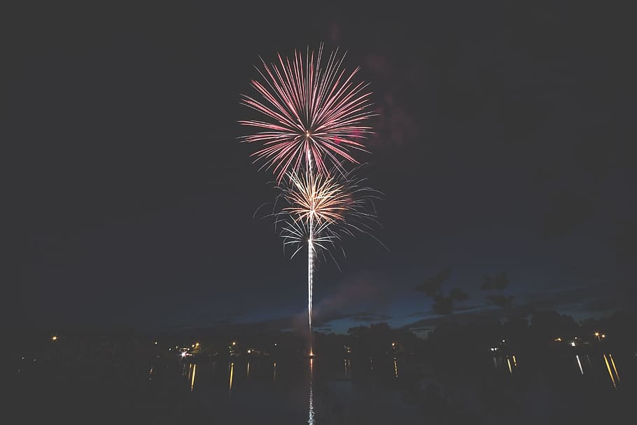 Feuerwerk, Nachthimmel, Feuer funktioniert, rot, Gelb, Nacht-, Feier, Licht, explodiert, Feuerwerk - künstliches Objekt, Feuer - natürliches Phänomen, Veranstaltung, traditionelles Fest, mehrfarbig, Langzeitbelichtung, beleuchtet, Bewegung, Kunst, Kultur und Unterhaltung, Flachwinkelansicht, Himmel, keine Leute, glühend, Bewegungsunschärfe, Natur, Gebäudehülle, die Architektur, draußen, Funken, dunkel, Silvester, 4K