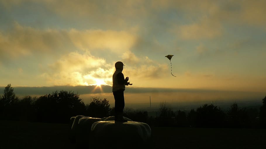 dreng, drage, sol, trække på, sol, solnedgang, silhuet, en person, sky - himmel, rigtige mennesker, himmel, natur, jord, plante, orange farve, Mark, tre kvart længde, ro, græs, skønhed i naturen, træ, hvirveldyr, dyreliv, udendørs, digital komposit, 2K