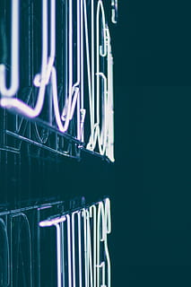 photographie rapprochée, LED, lumières, tourné, blanc, néon, signalisation, foncé, nuit, texte, La technologie, illuminé, la communication, arrière-plans, personne, fond noir, fermer, journée, embrasé, bleu, lumière - phénomène naturel, à l'intérieur, modèle, réflexion, lien, architecture, matériel d'éclairage, structure construite, affaires, peinture claire, 5K, CC0, domaine public, libre de droits