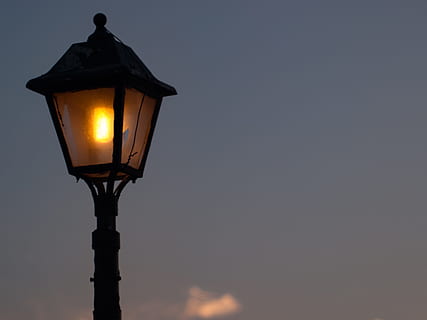 černá post lampa, kandelábr, lucerna, osvětlení, světlo, ulice, město, nebe, osvětlovací zařízení, pouliční osvětlení, nízký úhel pohledu, svítí, elektřina, nikdo, elektrické světlo, plynové světlo, Příroda, kopie prostor, elektrická lampa, venku, soumrak, oranžová barva, čisté nebe, kov, 2K, CC0, veřejná doména, bez autorských práv
