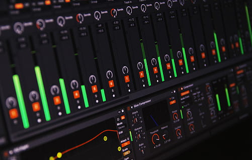 workflow voor muziekproductie, zwart, groen, digitaal, audio, scherm, controls, amp, menger, lichten, uitrusting, technologie, geluidsopnameapparatuur, geluid mixer, geluidsapparatuur, controle, Controlepaneel, studio, knop, selectieve aandacht, muziek-, opnamestudio, geen mensen, industrie, communicatie, multi gekleurd, detailopname, druk op de knop, elektrische apparatuur, elektronische industrie, menging, 5K, CC0, publiek domein, royaltyvrij
