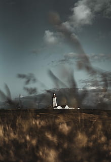 farol e casas, farol branco, farol, nuvem, céu, grama, campo, construção, arquitetura, design moderno, por do sol, nascer do sol, sombra, natureza, ao ar livre, capa, árvore, nuvem - céu, exterior do edifício, estrutura construída, meio Ambiente, ninguém, terra, torre, indústria, foco seletivo, fábrica, fumaça - estrutura física, beleza na natureza, poluição, poluição do ar, 5K, CC0, domínio público, royalty free