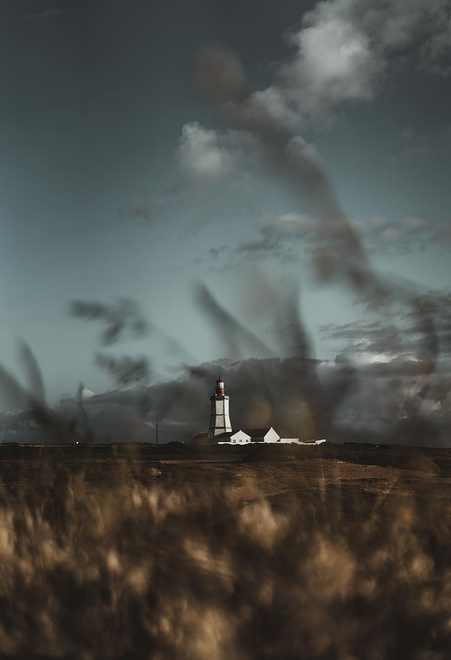 faro e case, faro bianco, faro, nube, cielo, erba, campo, costruzione, architettura, design moderno, tramonto, Alba, ombra, natura, all'aperto, capo, albero, nuvola - cielo, esterno dell'edificio, struttura costruita, ambiente, nessuno, terra, Torre, industria, messa a fuoco selettiva, fabbrica, fumo - struttura fisica, bellezza nella natura, inquinamento, inquinamento dell'aria, 5K