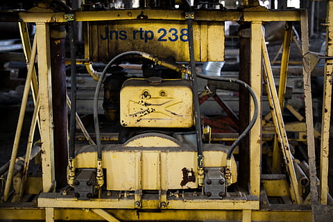 mașini galbene, maşină, ruginit, vechi, metal, oţel, închis, interzis, industrial, Intrare, abandonat, uitat, fabrică, industrie, electric, fabrica goala abandonata, gol, spart, ruina, la locul de muncă, fereastră, întuneric, murdar, pustiu, clădire, urban, nimeni, descompunere, în vârstă de, abandon, exterior, deteriorat, Fort, învechit, distrugere, periculos, rugini, structura, arhitectură, cilindru, aluminiu, material, metalic, constructie, alb-negru, fier, construi, constructor, muncă, instrument, reparație, echipament, galben, mașini, conexiune, transportul feroviar, urmări, nici o persoana, Sina de cale ferata, tehnologie, transport, text, mijloc de transport, comunicare, în aer liber, zi, mașină, combustibil și generarea de energie electrică, echipament industrial, 5K, CC0, domeniu public, fără drepturi de autor