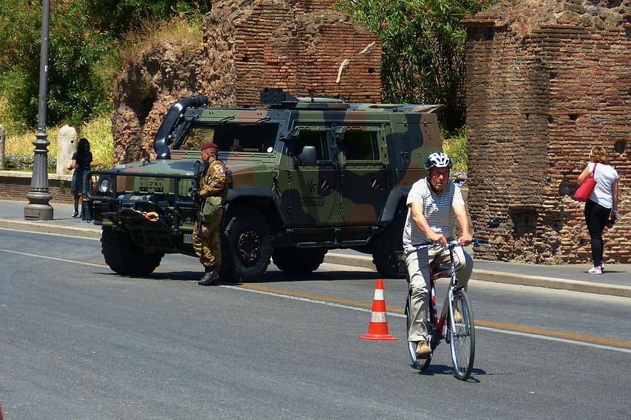 mesurar, seguretat, terrorisme, això, temps, soldats, exèrcit, soldat, gent, arma, inseguretats, por, rodó, Lide, Per què, la realitat, carrer, homes, transport, manera de transport, persones reals, vehicle terrestre, carretera, ciutat, dia, grup de persones, estils de vida, longitud completa, automòbil, vista del darrere, persones incidentals, grup, ocupació, a l'aire lliure, arquitectura, 4K