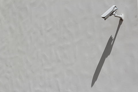 bullet security camera, montuojamas, balta, nudažyti, sienos, kamera, fasadas, šnipas, filmas, sniegas, šešėlis, vaizdo įrašas, įrašą, nėra žmonių, aukšto kampo vaizdas, dieną, metalo, pobūdį, priežiūros, sienų kūrimo funkcija, lauke, saugumo kamera, saugumą, kopijavimo vietos, saulės šviesa, gatvė, vienas objektas, architektūra, apsauga, plieno, 5K, CC0, Viešasis domenas, nemokamai