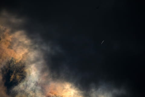 baixo, fotografia de ângulo, Sombrio, nuvens, céu, nuvem, cloudscape, dramático, eclipse, solar, céu dramático, Eclipse solar, Dom, Carolina do Norte, Estado unido, névoa, lua, noite, espaço, astronomia, nuvem - céu, natureza, ninguém, scenics - natureza, beleza na natureza, visão de baixo ângulo, crescente, origens, cor preta, ao ar livre, tranquilidade, copie o espaço, fenómeno natural, lua cheia, luar, 5K, CC0, domínio público, royalty free