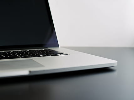 Silber-, schwarz, Laptop-Computer, Laptop, Computer, MacBook, Technologie, Handy, Mobiltelefon, Tastatur, Kommunikation, Netz, tragbar, kabellos, Netzwerk, Internet, Arbeit, Büro, Bildschirm, Anzeige, kabellose Technologie, Computer Tastatur, silberfarben, kopieren sie platz, Portabilität, Verbindung, drinnen, Nahansicht, Computerausrüstung, Studioaufnahme, keine Leute, Tabelle, Geschäft, selektiver Fokus, Großunternehmen, weißer Hintergrund, modern, globale Kommunikation, Computerschlüssel, 4K