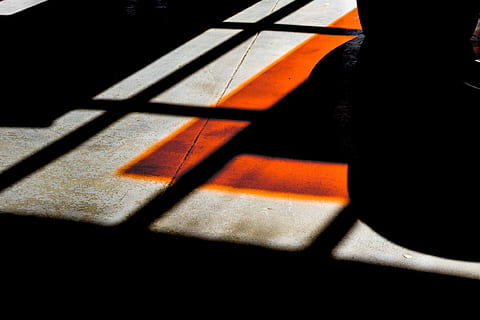 sense títol, llum solar, ombra, pis, llum, negre, taronja, colorit, color, contrast, treloar, ken, oranje, naranja, colore, sòls, reflexió, color taronja, a l'interior, naturalesa, cap gent, primer pla, dia, vista d’angle alt, centrar-se en l'ombra, color negre, finestra, sol objecte, patró, silueta, taula, disseny, assolellat, 1080P, CC0, domini públic, lliure de regalies