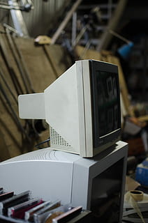 computer, vecchio, tecnologia, schermo, display, pc, del desktop, elettronico, digitale, industria, in casa, nessuno, i media, fabbrica, concentrarsi sulle conoscenze acquisite, macchinario, avvicinamento, attrezzatura, controllo, cultura artistica e intrattenimento, attività commerciale, musica, connessione, metallo, natura morta, tavolo, messa a fuoco selettiva, studio di registrazione, materiale elettrico, 4K, CC0, dominio pubblico, privo di copyright