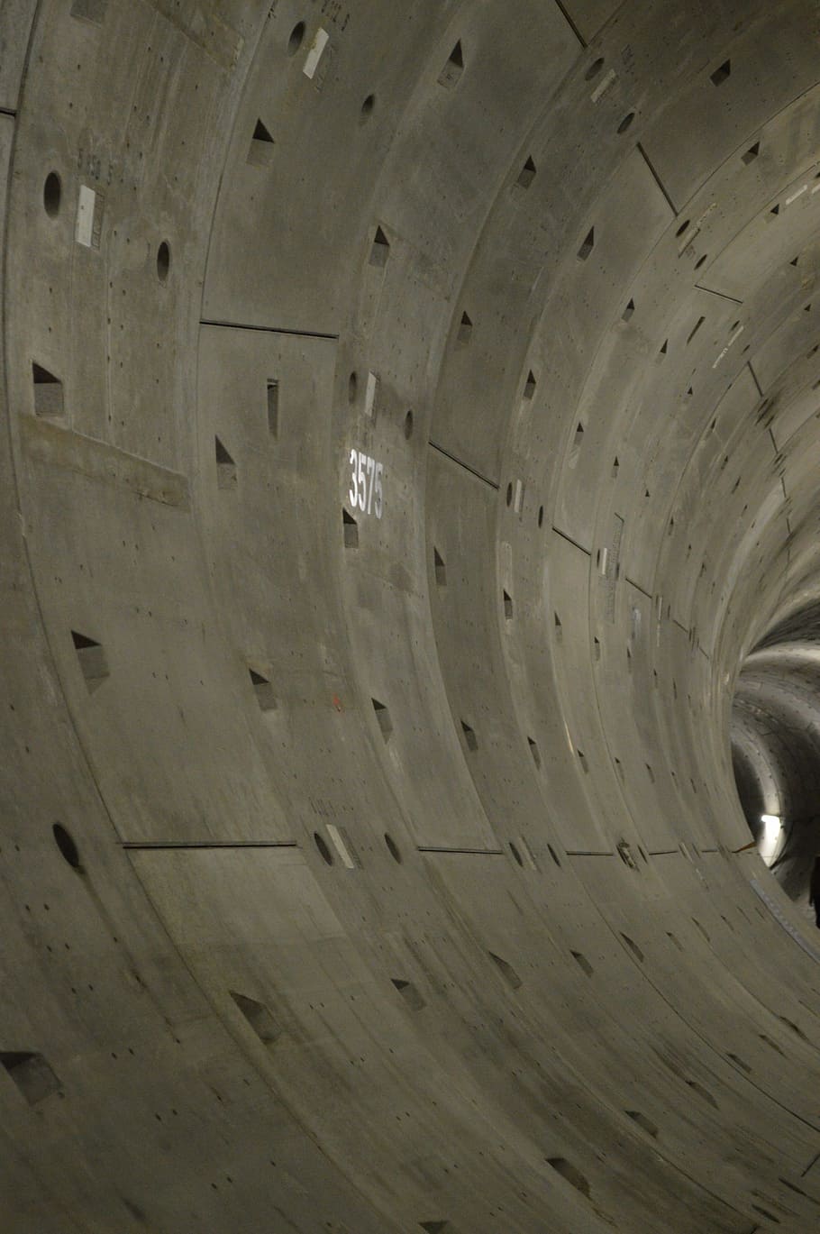 túnel, concret, profunditat, profund, gris, fosc, lloses de formigó, construcció, zuislijn del nord, amsterdam, cap gent, vista d’angle baix, arquitectura, a l'interior, marc complet, patró, estructura construïda, fons, sostre, dia, finestra, funció de construcció de parets, cercle, història, el passat, forma geomètrica, vell, forat, manera de transport, directament a sota, 5K