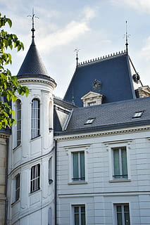 castello, Torre, bianca, finestra, casa di pietra, medievale, storia, costruzione, architettura, esterno dell'edificio, struttura costruita, credenza, luogo di culto, cielo, religione, spiritualità, nuvola - cielo, natura, nessuno, giorno, all'aperto, Inquadratura dal basso, guglia, 5K, CC0, dominio pubblico, privo di copyright