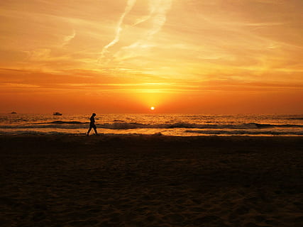 seul, rétro-éclairé, plage, Aube, crépuscule, soir, paysage, la nature, océan, en plein air, réflexion, le sable, mer, paysage marin, rivage, silhouette, ciel, été, Soleil, lever du soleil, le coucher du soleil, marche, eau, terre, beauté dans la nature, paysages - nature, horizon au-dessus de l'eau, couleur orange, horizon, nuage - ciel, sport, mouvement, lumière du soleil, 2K, CC0, domaine public, libre de droits