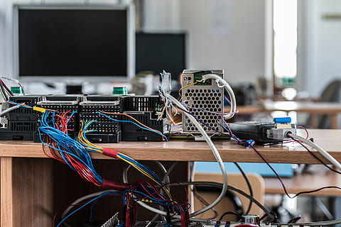 zaostřovací fotografie, počítač, soubor, elektronika, technologie, Věda, tech, automatizace, zařízení, kabel, spojení, sdělení, Internet, počítačová síť, počítačové vybavení, nikdo, podnikání, uvnitř, kancelář, bezdrátové technologie, zástrčku síťového připojení, počítačový kabel, elektronický průmysl, stůl, drátové, elektřina, chaos, složitost, síťového serveru, zdroj napájení, počítačové učebně, elektrické zařízení, 2K, CC0, veřejná doména, bez autorských práv