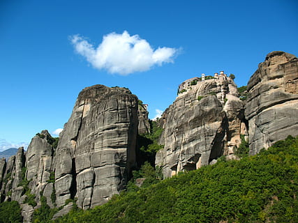 meteore, montagne, monastero, nube, vista, estate, natura, roccia - oggetto, cielo, formazione rocciosa, scogliera, montagna, roccia, Inquadratura dal basso, solido, pianta, giorno, terra, albero, nessuno, bellezza nella natura, catena montuosa, formazione, blu, all'aperto, scena tranquilla, picco di montagna, 2K, CC0, dominio pubblico, privo di copyright