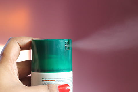 spruzzatura persona, spray, deodorante, corpo, contenitore, berretto, mano umana, mano, parte del corpo umano, una persona, detenzione, dito, parte del corpo, in casa, dito umano, adulto, girato in studio, sfondo colorato, bere, avvicinamento, smalto per unghie, copia spazio, tazza, concentrarsi sulle conoscenze acquisite, chiodo, tazza di tè, 4K, CC0, dominio pubblico, privo di copyright