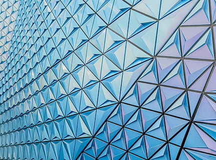 Blau, geografisch, Digital, Tapete, ohne Titel, Muster, Fassade, abstrakt, gestalten, die Architektur, Dreiecke, Geometrie, Toronto, Dreieck, Rosa, sauber, modern, Schule, Kanada, Hintergründe, Vollbild, gebaute Struktur, Dreieck Form, Geometrische Figur, Design, Decke, keine Leute, Glas - Material, Flachwinkelansicht, drinnen, Gebäude, abstrakte Hintergründe, Bürogebäude außen, Komplexität, kreuz und quer, 4K, CC0, gemeinfrei, lizenzfrei