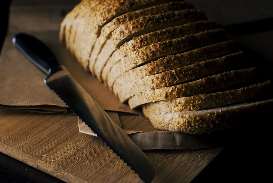 brødkniv, ved siden af, bagt, brød, skiveskåret, kniv, skærebræt, træ, hvede, bageri, sund og rask, mad, ristet brød, Brun, frisk, rug, mad og drikke, indendørs, friskhed, træ - materiale, tæt på, stilleben, ingen mennesker, sund kost, velvære, køkkenkniv, skive, fokus på forgrunden, bord, brød brød, husholdningsudstyr, høj vinkel visning, bordkniv, fransk mad, 4K