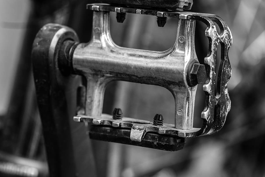 pedal, bicicleta, cicle, metall, centrar-se en primer pla, primer pla, cap gent, a l'interior, brillant, maquinària, equipament, vell, part de la màquina, sol objecte, dia, cultura i entreteniment artístic, connexió, música, vàlvula, enfocament selectiu, vàlvula de màquina, color plata, 5K