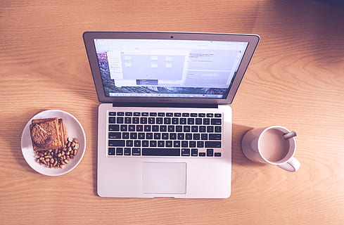macbook air, biscoitos, computador, copo, eletrônicos, computador portátil, caneca, tela, petiscos, tecnologia, madeira, tecnologia sem fio, comunicação, mesa, conexão, bebida, mobília, comida e bebida, equipamentos de informática, dispositivo de informação portátil, dentro de casa, teclado de computador, ninguém, teclado, Internet, 2K, CC0, domínio público, royalty free