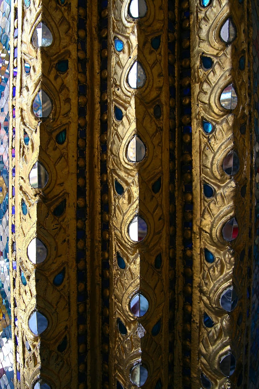 patró, or, ornamentat, tailandès, temple, arquitectura, budista, edifici, històric, religió, edificis, budisme, estructura, fora, bonic, cap gent, marc complet, disseny, art i artesania, a l'interior, artesania, fons, estructura construïda, creativitat, primer pla, dia, talla - producte artesanal, color daurat, decoració, història, lloc de culte, motiu floral, sostre, arquitectura i art, 4K