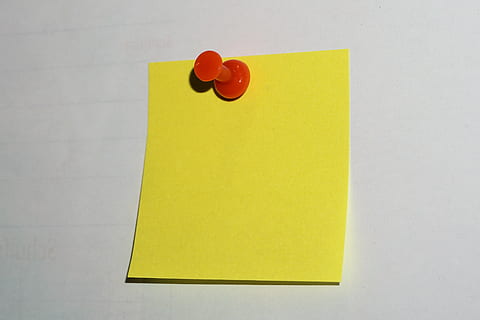 jaune, gluant, Remarque, rouge, pousser, épingle, le poster, Bureau, liste, note, Mémoire, papier, stickies, la communication, note collante, papeterie, Couleur, coloré, épingler, Info, Remarques, leçon, punaise, rappel, note adhésive, tableau d'affichage, bloc note, blanc, espace de copie, message, prise de vue en studio, personne, fournitures de bureau, fermer, à l'intérieur, affaires, liste de choses à faire, 4K, CC0, domaine public, libre de droits