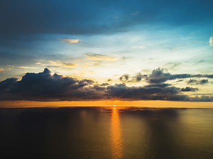 corpo, acqua, bianca, nuvole, mare, d'oro, ora, tramonto, riflessione, arancia, cielo, nube, blu, oceano, aérea, sole, dji, nuvola - cielo, scenics - natura, la tranquillità, bellezza nella natura, scena tranquilla, idilliaco, orizzonte sull'acqua, orizzonte, natura, colore arancione, nessuno, cielo drammatico, lungomare, soggezione, 1080P, CC0, dominio pubblico, privo di copyright