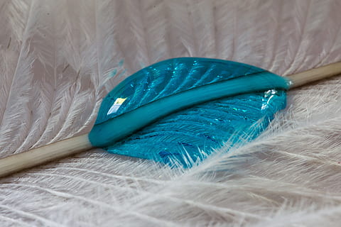vicino, foto, bianca, piuma, strauss spring, gocciolare, macro, sfondo, goccia d'acqua, struttura, piuma d'uccello, liquido, blu, avvicinamento, nessuno, in casa, arte e artigianato, messa a fuoco selettiva, mestiere, morbidezza, natura morta, singolo oggetto, color turchese, modello, creatività, vista dall'alto, multicolore, tessile, gruppo di oggetti, fotogramma intero, Colore bianco, ricamo, ornato, 4K, CC0, dominio pubblico, privo di copyright