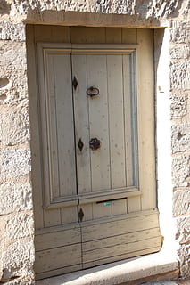 porta, casa, façana, entrada, tancat, arquitectura, material de fusta, seguretat, estructura construïda, cap gent, exterior de l'edifici, protecció, dia, edifici, a l'aire lliure, vell, perilla, fusta, finestra, funció de construcció de parets, 2K, CC0, domini públic, lliure de regalies