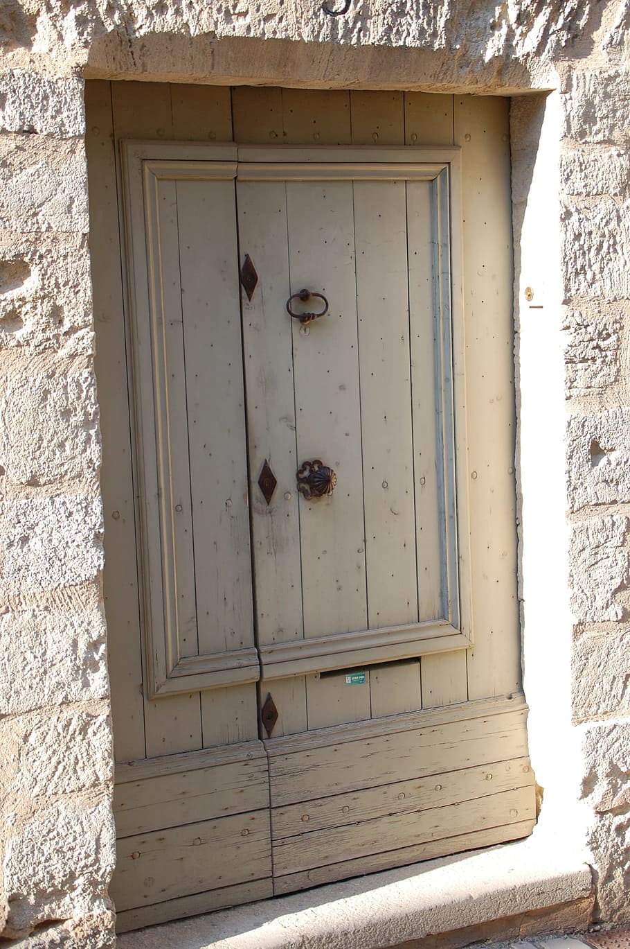 porta, casa, façana, entrada, tancat, arquitectura, material de fusta, seguretat, estructura construïda, cap gent, exterior de l'edifici, protecció, dia, edifici, a l'aire lliure, vell, perilla, fusta, finestra, funció de construcció de parets, 2K