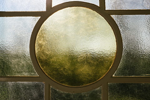 vetro colorato, astratto, altro, metallo, riflessione, cerchio, in casa, avvicinamento, nessuno, giorno, forma geometrica, forma, natura, albero, pianta, all'aperto, finestra, acqua, design, direttamente sopra, cielo, 4K, CC0, dominio pubblico, privo di copyright