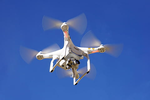 niedrig, Winkel Foto, fliegend, dji, Phantom, 3, Professionel, Drohne, Kamera, Foto, Video, Film, in der Luft, blauer Himmel, Flug, rc, Quadcopter, Flyer, Flugzeug, Luftfahrzeug, Transport, Luft, Himmel, Technologie, Verkehrsflugzeug, Geschwindigkeit, Blau, Überwachung, Heer, keine Leute, Militär-, Bewegung, Natur, Luftwaffe, Sicherheit, unterwegs, Fotografie-Themen, Transportmittel, 4K, CC0, gemeinfrei, lizenzfrei