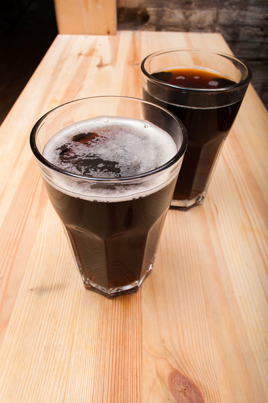 còctel, alcohòlic, gel, rom, vidre, beure, taula, vodka, barra, fred, festa, discoteca, restaurant, licor, celebració, líquid, Lima, whisky, begudes, adicció, material de fusta, menjar i beguda, refresc, equipament per a la llar, copa, menjar, a l'interior, frescor, primer pla, natura morta, cap gent, alcohol, vidre - material, vista d’angle alt, transparent, temperatura de fred, indulgència, 4K