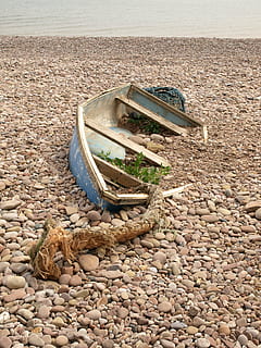 støvle, strandede, gammel, tør, fisk, vrag, strand, kyst, Jurassic Coast, england, sten, rødlig, hav, sand, natur, kystlinje, nautiske fartøj, sten - objekt, solid, rullesten, klippe, sten-, dag, jord, ingen mennesker, udendørs, transportmidler, vand, forladt, rock-objekt, grus, transportform, forældet, robåd, 2K, CC0, offentligt domæne, royaltyfrie