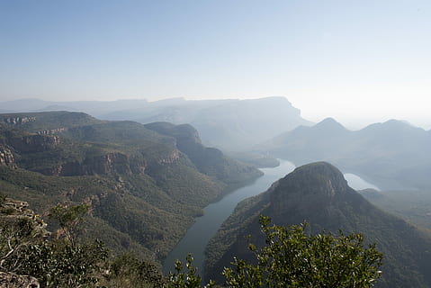 montanha, corpo, agua, foto da paisagem, lago, terreno montanhoso, árvore, rio, cadeia de montanhas, panorama, céu azul, natureza, exterior, dia, penhasco, verde, via fluvial, névoa, floresta, scenics - natureza, céu, beleza na natureza, meio Ambiente, tranquilidade, plantar, cena tranquila, ninguém, cena não urbana, terra, ao ar livre, visão de alto ângulo, luz solar, destinos de viagem, 5K, CC0, domínio público, royalty free