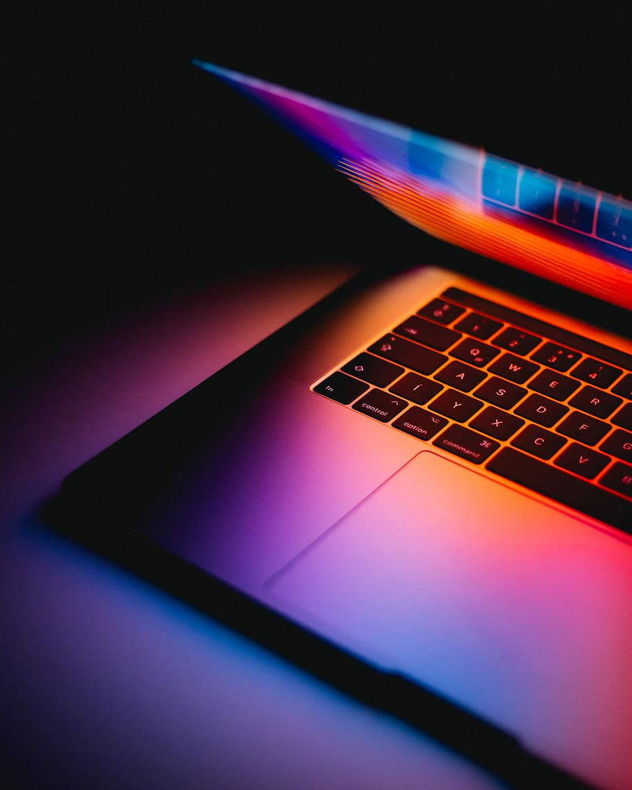 MacBook, pro, convertit, Macbook de plata de poma activat, ordinador, portàtil, llum, brillar, degradat, taronja, porpra, blau, teclat, clau, barra tàctil, color, poma, macbookpro, ordenador portátil, portatil, tecnologia, tecnologia sense fils, comunicació, connexió, equips informàtics, teclat d’ordinador, Internet, a l'interior, primer pla, xarxa d’ordinadors, il·luminat, cap gent, dispositiu d’informació portàtil, brillant, fosc, dades, monitor d’ordinador, delicte informàtic, clau d’ordinador, 4K