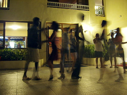 gent, caminar, de peu, frontal, marró, concret, edifici, nit, dansa, ritme, salsa, moviment, parelles, humà, festa, personal, moviment borrós, escena urbana, multitud, vida de ciutat, hora punta, de Rodalies, grup de persones, negocis, estació del metro, homes, ciutat, arquitectura, il·luminat, longitud completa, adult, persones reals, transport, dones, sòls, a l'interior, estils de vida, vida nocturna, esperant, 1080P, CC0, domini públic, lliure de regalies