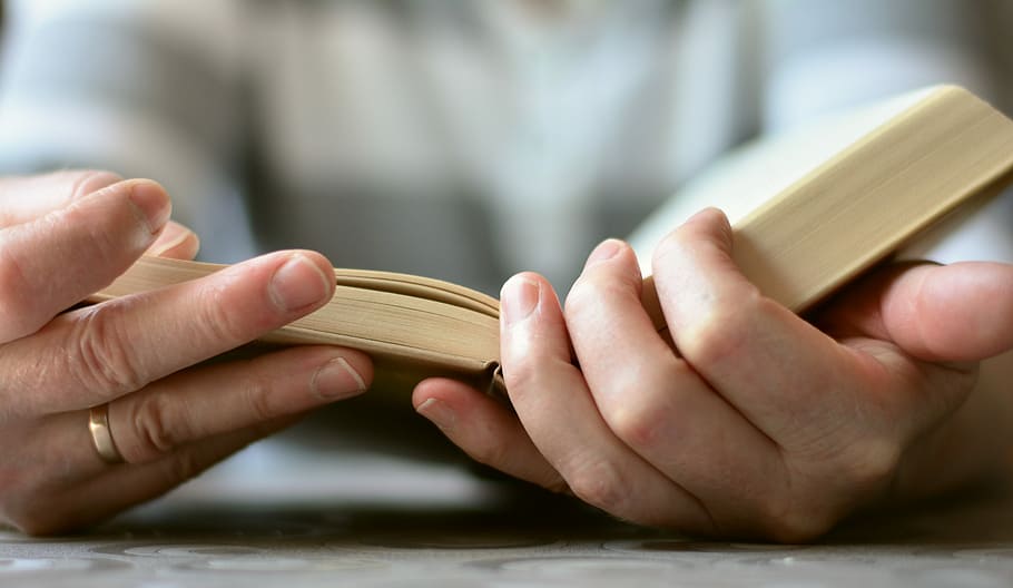 selektiv, fokus fotografie, Person liest ein Buch, Hände, Buch, lesen, offenes Buch, Bibel, Literatur, Buchseiten, lernen, Studie, Bildung, Durchsuche, aufgeschlagen, menschliche Hand, Hand, menschliches Körperteil, halten, Nahansicht, eine Person, Geschäft, Erwachsene, drinnen, Männer, Fokus auf den Vordergrund, Finanzen, Gold, Holz - Material, Reichtum, Vorderansicht, Besetzung, 5K