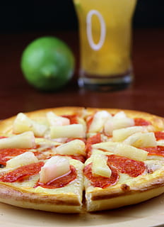 Pizza, occidental, horneando, queso, comida, tomate, queso Mozzarella, bocadillo, horneado, Masa de reposteria, rebanada, cultura italiana, comida y bebida, frescura, Fruta, producto lácteo, adentro, comer poco saludable, nadie, listo para comer, de cerca, indulgencia, comida italiana, refresco, beber, salsa sabrosa, tentación, restaurante de comida rápida, vaso, Pizza de peperoni, 4K, CC0, dominio público, libre de derechos