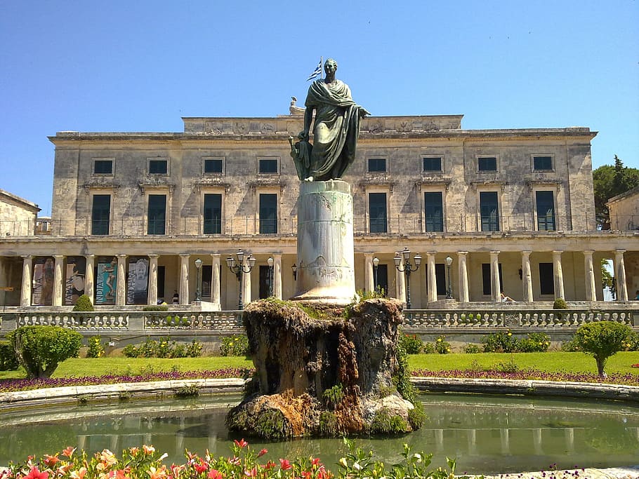 corfú, vacances, palau, arquitectura, escultura, art i artesania, aigua, representació, estàtua, estructura construïda, representació humana, exterior de l'edifici, cel, naturalesa, destinacions de viatge, Font, història, cel clar, el passat, dia, viatjar, cap gent, columna arquitectònica, estany, 2K