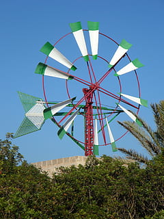 moinho de vento, Maiorca, roda, vento, ponto de referência, força do vento, metal, raios, Folha, virar, energia, energia eólica, dirigir, energia alternativa, energia renovável, céu, conservação ambiental, turbina de vento, árvore, turbina, geração de combustível e energia, natureza, plantar, meio Ambiente, ninguém, dia, visão de baixo ângulo, moinho de vento tradicional, céu limpo, ao ar livre, azul, tecnologia, recursos sustentáveis, 4K, CC0, domínio público, royalty free