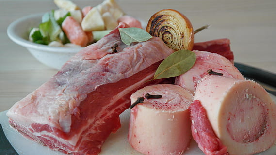 crua, carns, ceràmica, placa, fotografia macro, vedella, carn, os, menjar, vermell, frisch, proteïnes, proteïna, cuinar, sopa, espècies, gourmet, frescor, tall, filet, sopar, menjar i beguda, a l'interior, primer pla, natura morta, alimentació saludable, cap gent, aliments crus, carn de porc, marisc, benestar, llest per menjar, centrar-se en primer pla, taula, carn processada, vegetals, temptació, 5K, CC0, domini públic, lliure de regalies