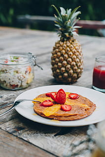 geschnittene Erdbeeren, Erdbeer-Pfannkuchen, Teller, neben, Ananasfrucht, Ananas, Obst, Pfannkuchen, Frühstück, Erdbeeren, Essen und Trinken, Lebensmittel, Tabelle, Frische, gesundes Essen, Wohlbefinden, Stillleben, Fokus auf den Vordergrund, Nahansicht, Erdbeere, Küchenutensilien, Beerenfrucht, keine Leute, fertig für den Verzehr, Süßes Essen, Tropische Frucht, rot, Essgeschirr, Versuchung, 5K, CC0, gemeinfrei, lizenzfrei