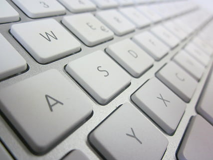 wit computertoetsenbord, toetsenbord, Mac, wit, zilver, computer, laptop, technologie, internet, computer sleutel, detailopname, computerapparatuur, communicatie, computer deel, verbinding, Draadloze technologie, tekst, computer netwerk, geen mensen, brief, volledig kader, selectieve aandacht, westers schrift, keypad, druk op de knop, 4K, CC0, publiek domein, royaltyvrij
