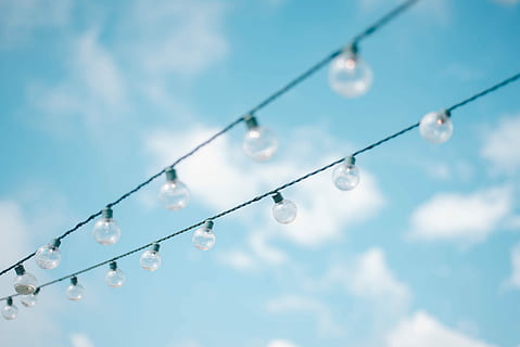 tilt objektivfotografi, streng lys, skyet, skies, selektiv, fokus fotografering, lyspærer, lys, string, pære, lyspære, årgang, himmel, Sky, blå, dybde, lav vinkel visning, henger, belysningsutstyr, ingen folk, kabel, dekorasjon, belyst, elektrisitet, natur, på rad, sky - himmel, utendørs, feiring, fokusere på forgrunnen, skumring, dag, 5K, CC0, offentlig domene, opphavsrett gratis