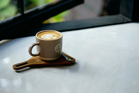 kop, kaffe, placeret, beige, træ-, padle, krom ske, grå, keramisk, te kop, fyldt op, hvid, kaffe latte, latte, betjener, krus, cafe, indonesium, bandung, ske, træ, solskin, vindue, morgen, kaffebar, mad og drikke, drikke, kaffekop, kaffe - drikke, bord, forfriskning, stilleben, varm drikke, cappuccino, indendørs, ingen mennesker, tæt på, forretning, fokus på forgrunden, underkop, dag, skummende drikke, porcelæn, 4K, CC0, offentligt domæne, royaltyfrie