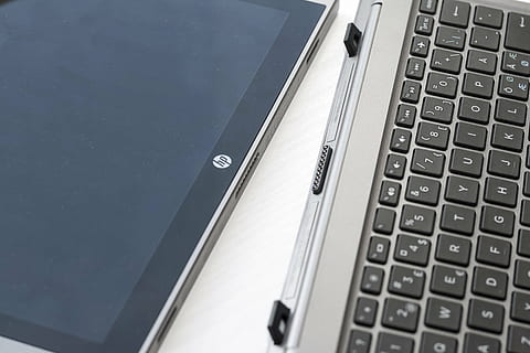 tavoletta, bacino, tastiera, portatile, computer, il computer portatile, CV, attaccamento, touch screen, tecnologia, comunicazione, tecnologia wireless, vista dall'alto, connessione, nessuno, tastiera del computer, in casa, attrezzatura informatica, avvicinamento, color argento, attività commerciale, tavolo, natura morta, direttamente sopra, ufficio, 4K, CC0, dominio pubblico, privo di copyright