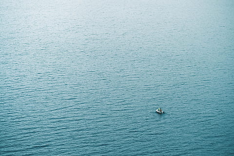 person, båt segling, dagtid, båt, havsvatten, ner i djupet, vatten, hav, natur, blå, nautiska fartyget, färgbild, vattenyta, sommar, ett djur, djur i det vilda, djurteman, djurliv, dag, transportsätt, transport, skönhet i naturen, scenics - natur, lugn, vid vatten, högvinkelvy, lugn plats, vågmönster, resa, inget folk, utomhus, idyllisk, segelbåt, 4K, CC0, offentligt domän, royaltyfria