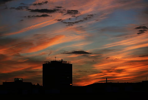 apus de soare, nori, seară, dramatic, oraș, peisaj urban, cer, nor - cer, arhitectură, construită, exteriorul clădirii, siluetă, culoare portocalie, clădire, nici o persoana, natură, în aer liber, frumusețe în natură, dramatic cer, fabrică, turn, amurg, înalt - înalt, exteriorul clădirii de birouri, zgârie-nori, 5K, CC0, domeniu public, fără drepturi de autor